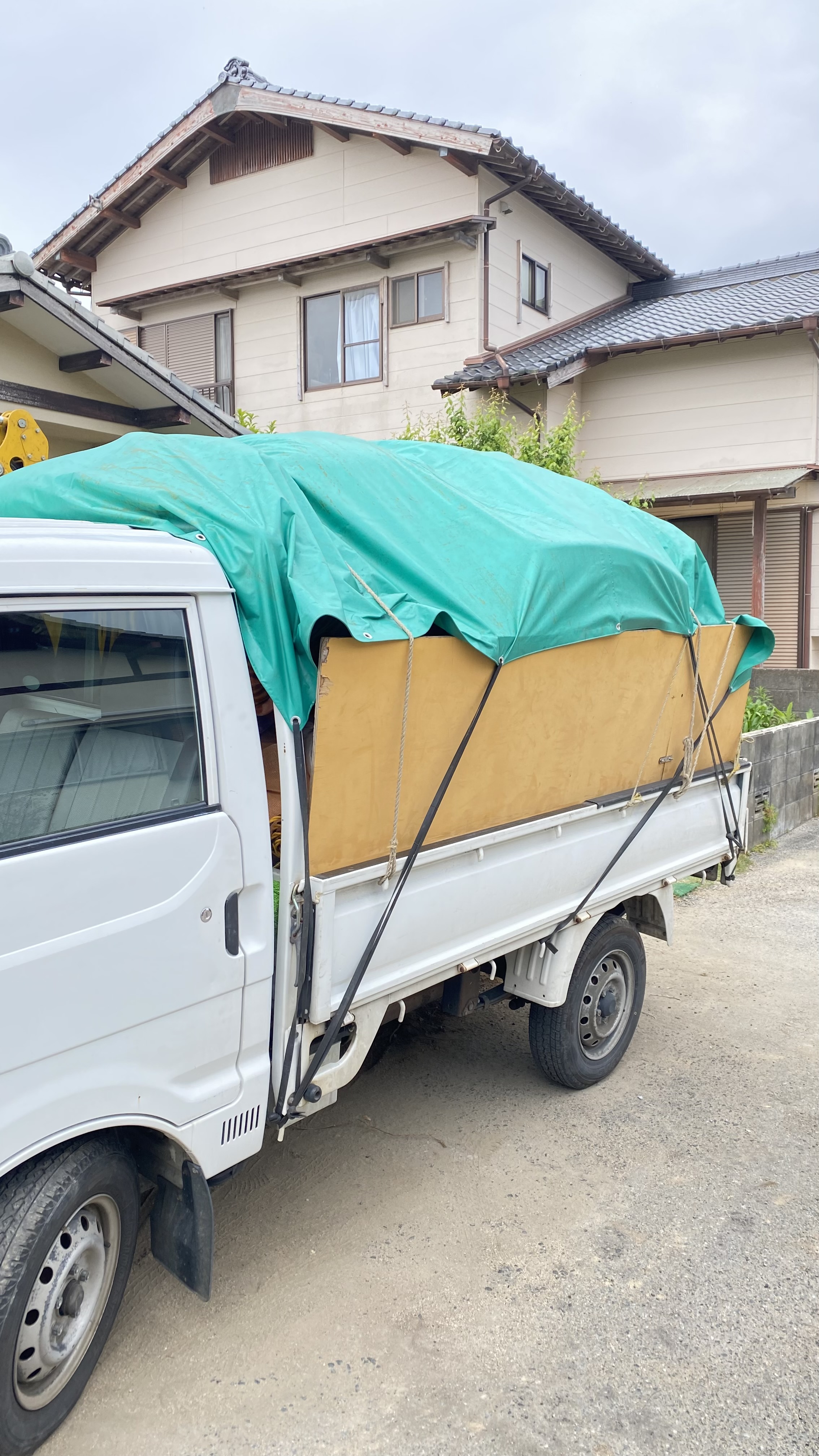 緑シートのトラック積み込み写真