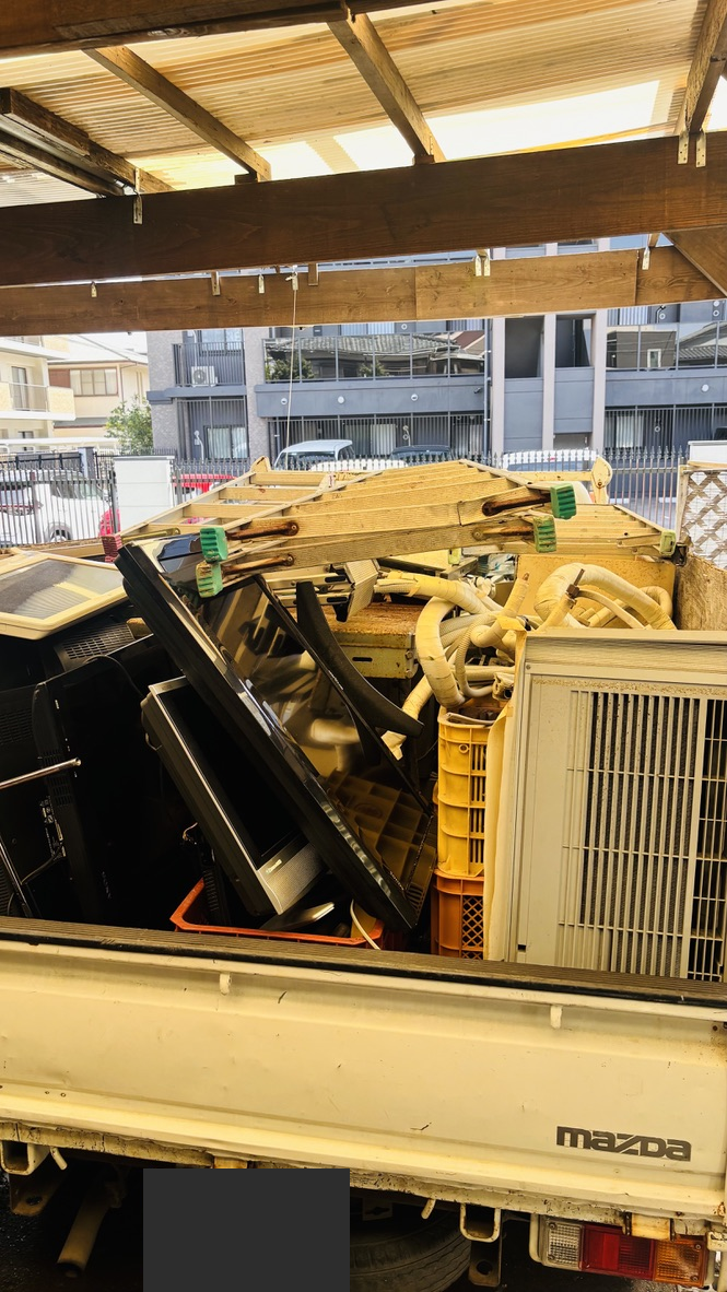 トラックの荷台に家電や家具などを積んだ様子