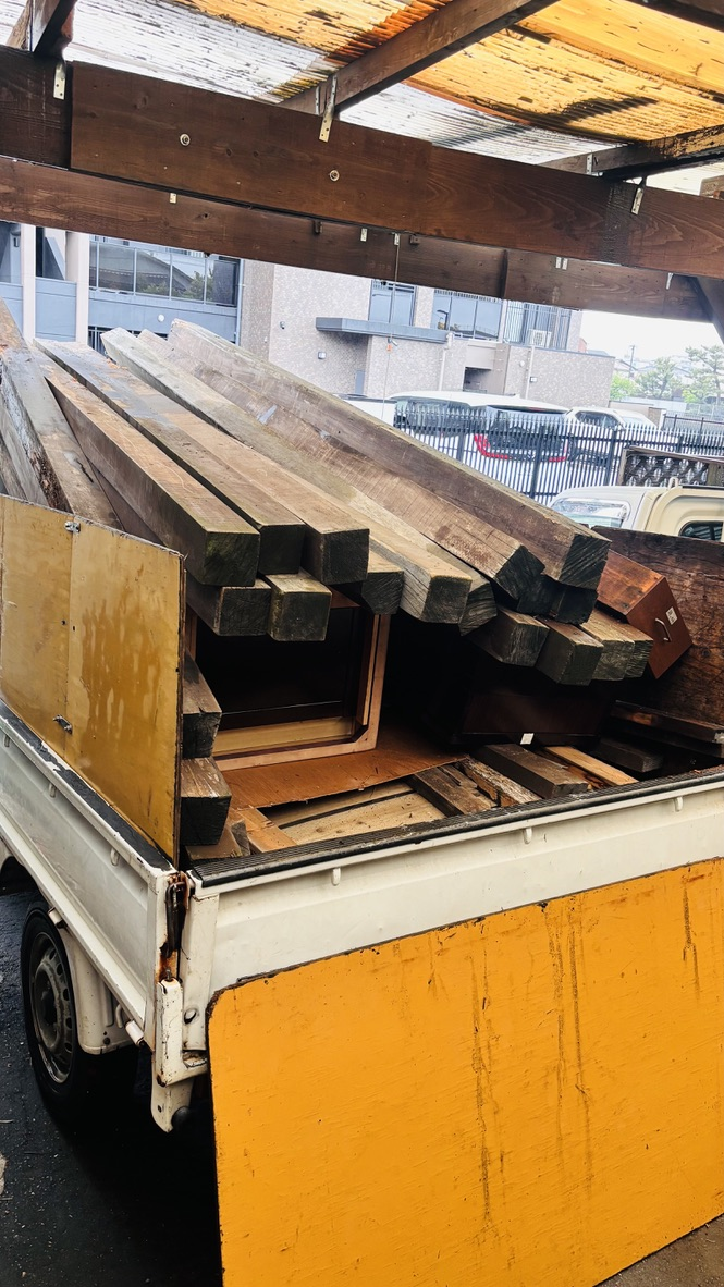 トラックの荷台に木材や家具を積んだ様子