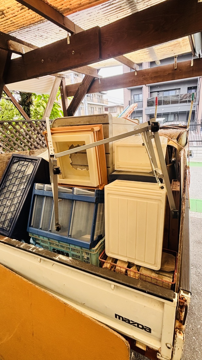 トラックの荷台に収納用品や家具を積んだ様子