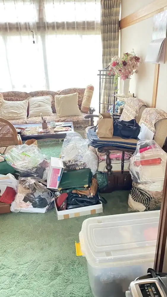 家具や生活用品が残る部屋の写真